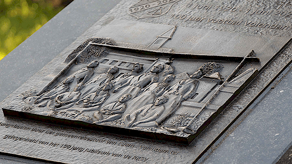 Onthulling plaquette ‘100 jaar voetbal in Volendam’