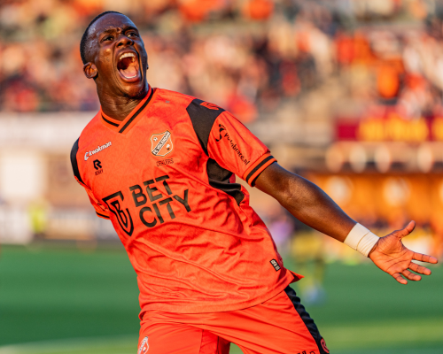 FC Volendam sluit laatste thuisduel in spektakelstuk winnend af