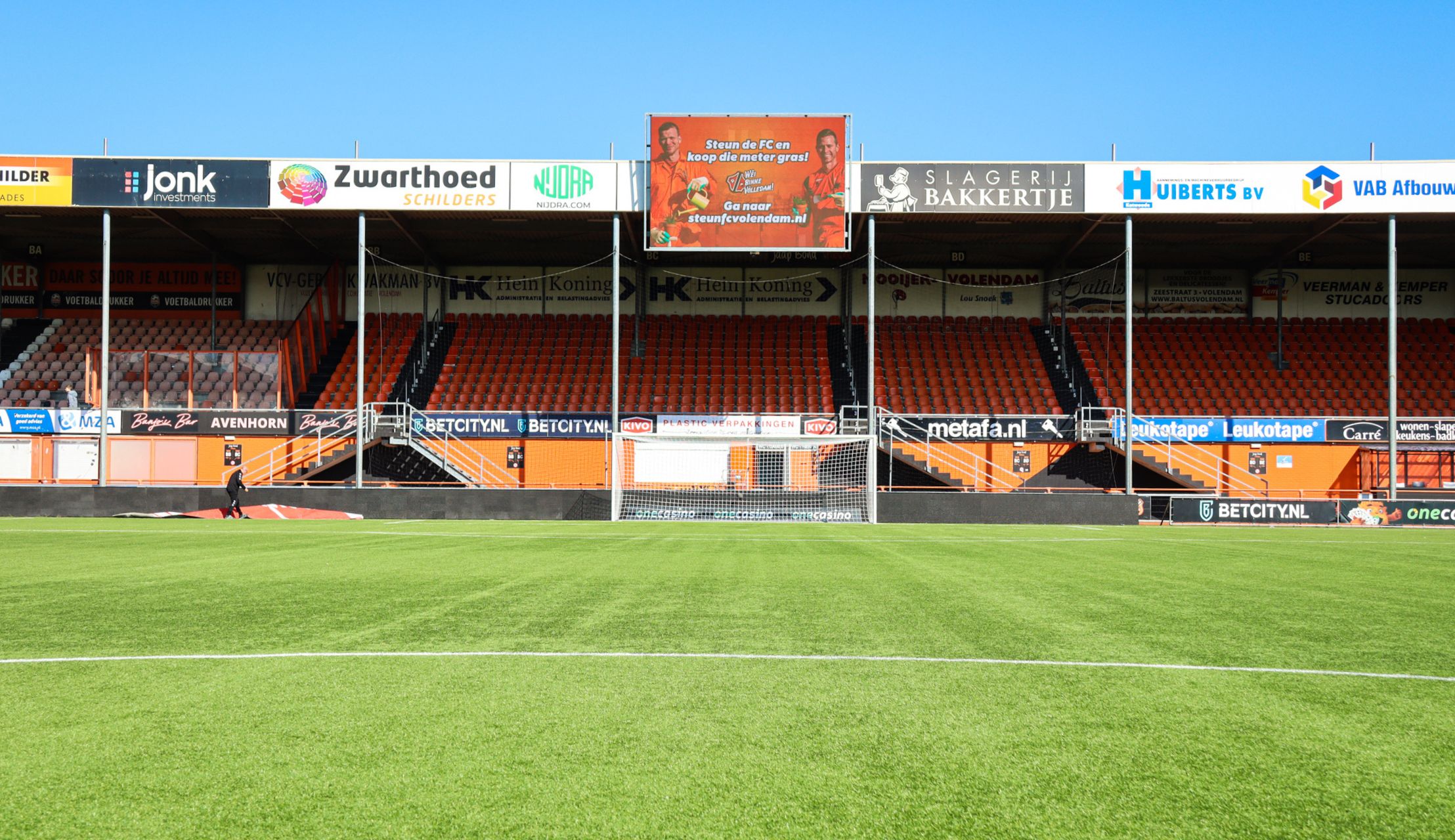 Onderhoud aan veld Kras Stadion van start