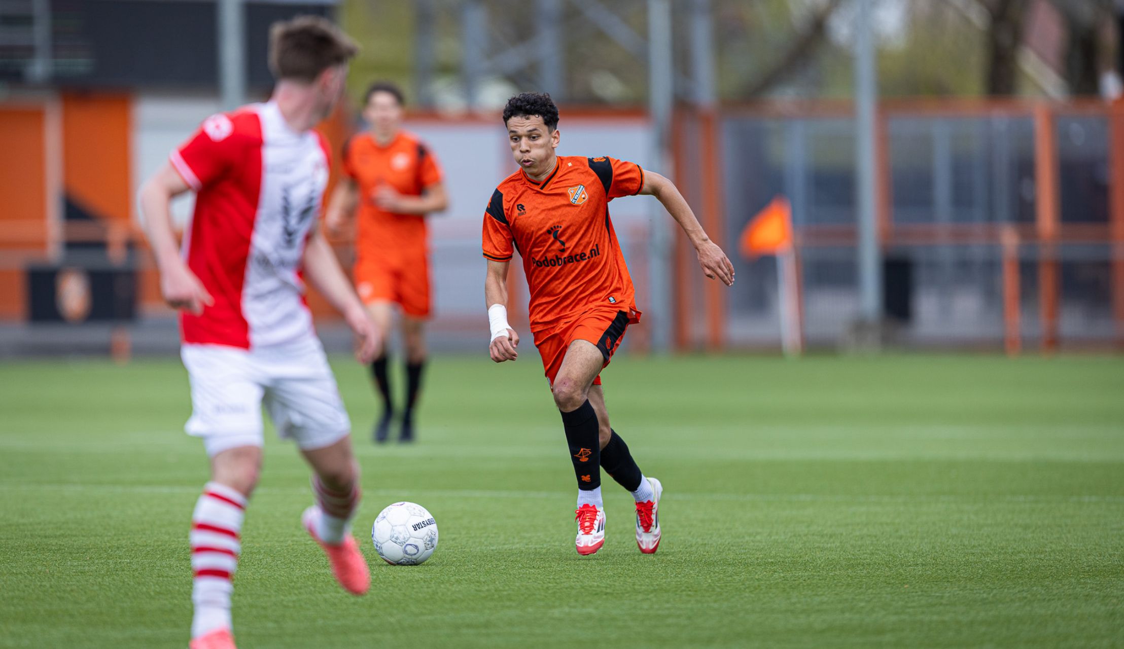 Hattrickheld Petrović bezorgt Jong FC Volendam ruime zege in Emmen / Volendamse strijd onbeloond na spannend duel in Nijmegen