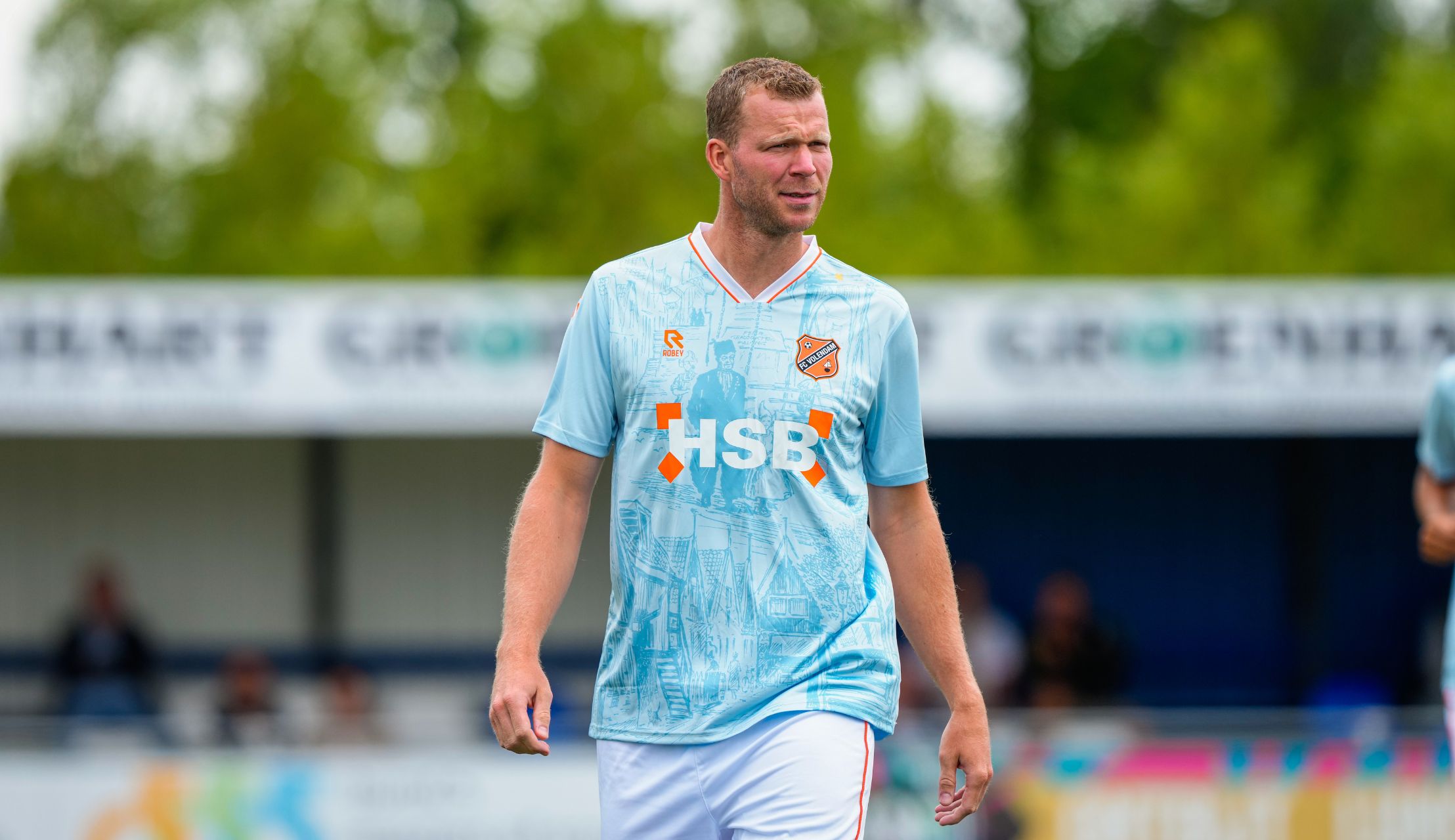 FC Volendam werkt warming-up dit seizoen af in lichtblauw shirt met Volendams tintje