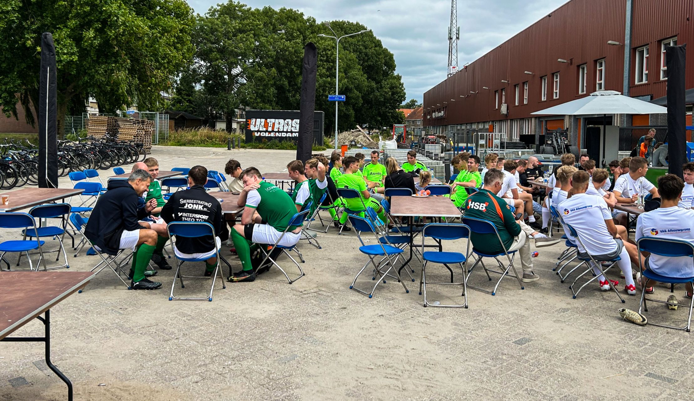 Voetballen, barbecueën en proosten: Geslaagd FC Volendam-sponsortoernooi