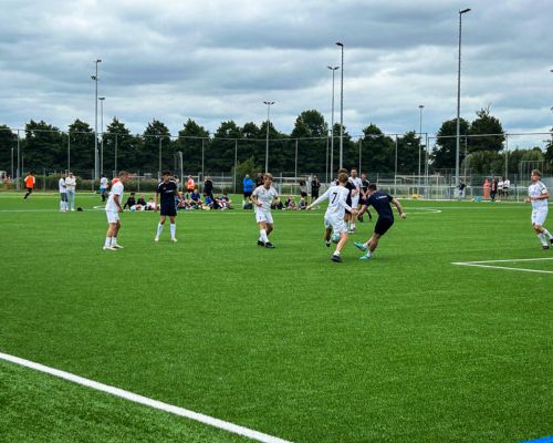Voetballen, barbecue&euml;n en proosten: Geslaagd FC Volendam-sponsortoernooi