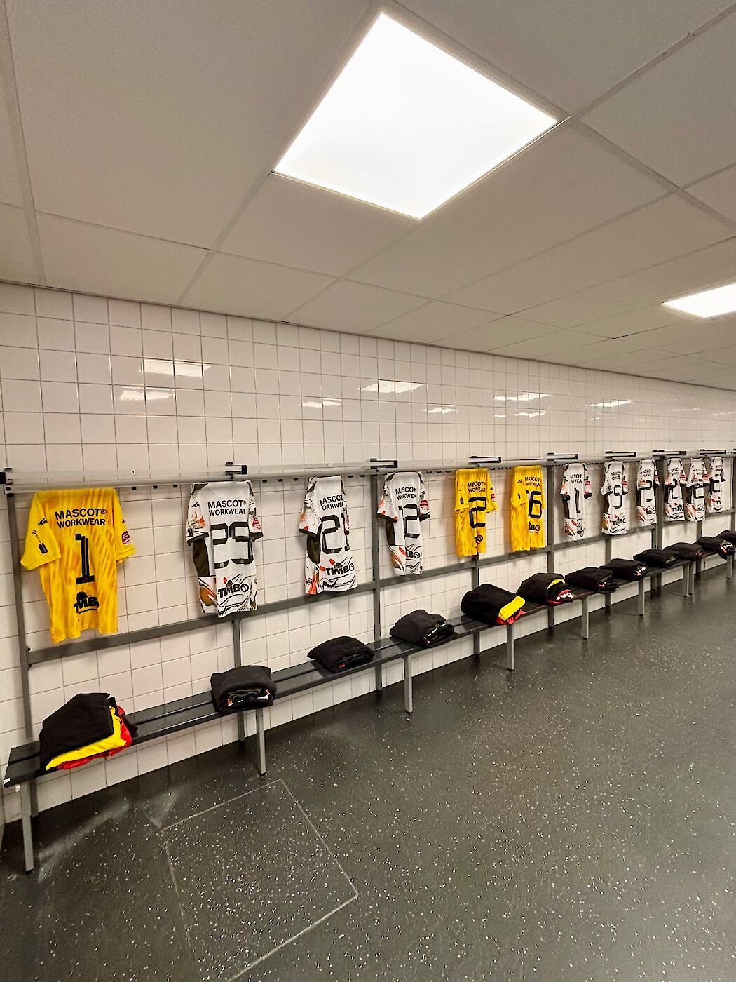 De kleedkamer is er klaar voor