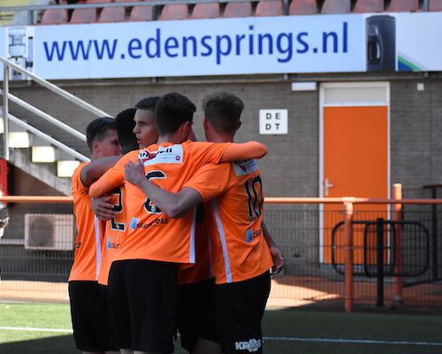 Jong FC Volendam pakt cadeau uit