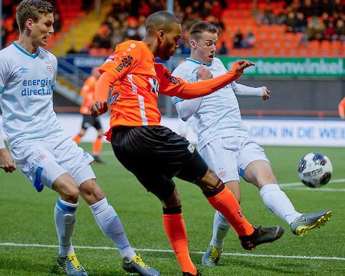 FC Volendam komt niet verder dan ballen tegen het houtwerk